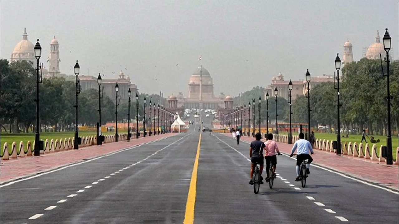 IMD चेतावनी: दिल्ली में तेज धूप, मुंबई में बाढ़ का खतरा